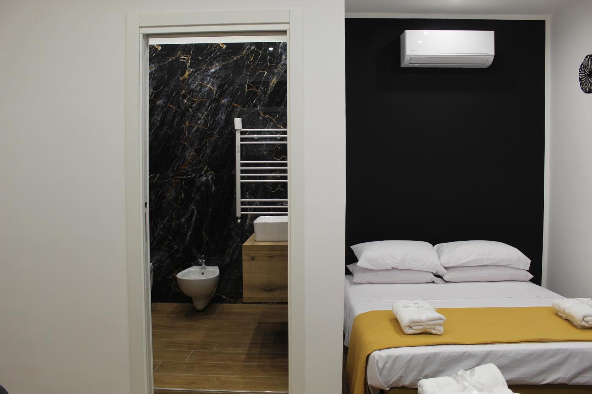 Blackwoody Contemporary Rooms - Napoli Centro Storico Extérieur photo